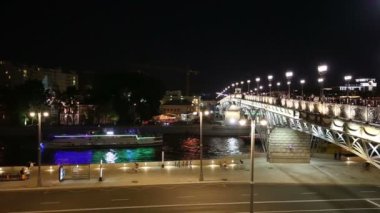 Patriarshy köprüsünün--Moskova Nehri'ne yakın Katedrali İsa'nın kurtarıcı şehir Moskova, Rusya yayılan bir çelik yaya kutu kiriş köprü nedir 