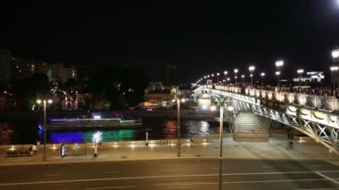 Patriarshy köprüsünün--Moskova Nehri'ne yakın Katedrali İsa'nın kurtarıcı şehir Moskova, Rusya yayılan bir çelik yaya kutu kiriş köprü nedir 
