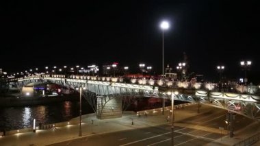Patriarshy köprüsünün--Moskova Nehri'ne yakın Katedrali İsa'nın kurtarıcı şehir Moskova, Rusya yayılan bir çelik yaya kutu kiriş köprü nedir 