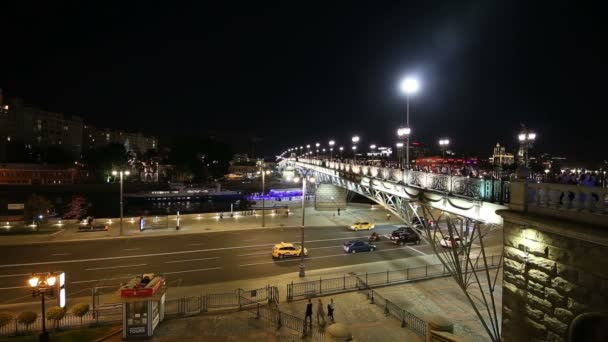 Patriarshy Bridge Puente Viga Caja Peatonal Acero Que Atraviesa Río — Vídeo de stock