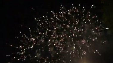 Göklerde patlayan kutlama renkli havai fişek  