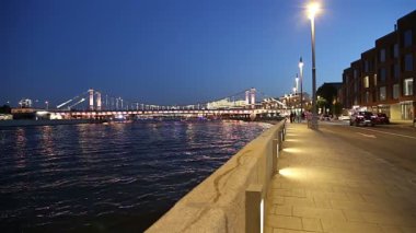 Moskova, Rusya 11 Ağustos 2018: Moskova (Moskva) Nehri Dolgu ve Peter büyük heykel, Moskova, Rusya (gece)--Gürcü Zurab Tsereteli tasarımcı tarafından tasarlanan ve 1997 yılında inşa edilmiştir  