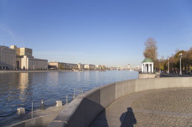 Moskova, Rusya 05 Kasım 2018: Pushkinskaya setin Gorki Parkı, Moskova, Rusya (mimar M. F. Kazakov erken on dokuzuncu yüzyılda inşa üzerinde rotunda)           