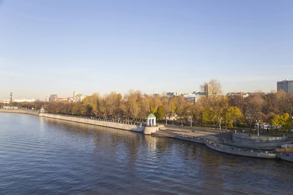 Moskova, Rusya 05 Kasım 2018: Moskova Nehri ve bentleri (gün). Moscow, Rusya Federasyonu 