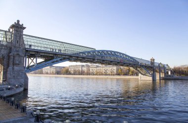Pushkinsky (Andreevsky) Köprüsü ve Moskova Nehri manzarası. Moscow, Rusya Federasyonu   