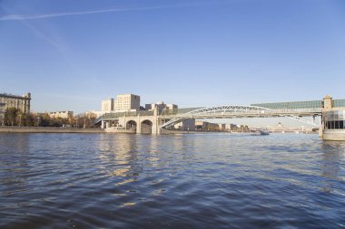Pushkinsky (Andreevsky) Köprüsü ve Moskova Nehri manzarası. Moscow, Rusya Federasyonu   