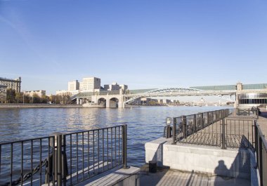 Pushkinsky (Andreevsky) Köprüsü ve Moskova Nehri manzarası. Moscow, Rusya Federasyonu   