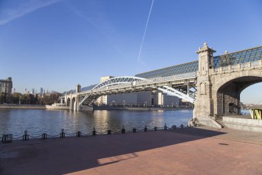 Pushkinsky (Andreevsky) Köprüsü ve Moskova Nehri manzarası. Moscow, Rusya Federasyonu   