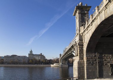 Pushkinsky (Andreevsky) Köprüsü ve Moskova Nehri manzarası. Moscow, Rusya Federasyonu   