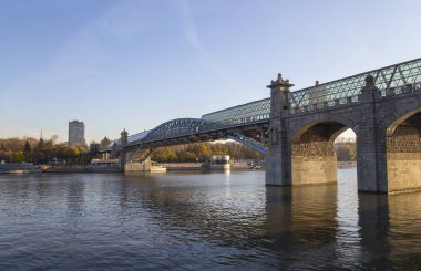 Pushkinsky (Andreevsky) Köprüsü ve Moskova Nehri manzarası. Moscow, Rusya Federasyonu   