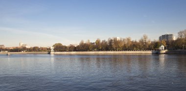 Moskova Nehri ve bentleri (gün). Moscow, Rusya Federasyonu 