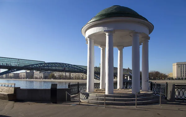 モスクワ ロシア カザコフが 世紀初頭に建てられた建築家のゴーリキー公園でプーシキンスカヤ堤防に円形建築 — ストック写真