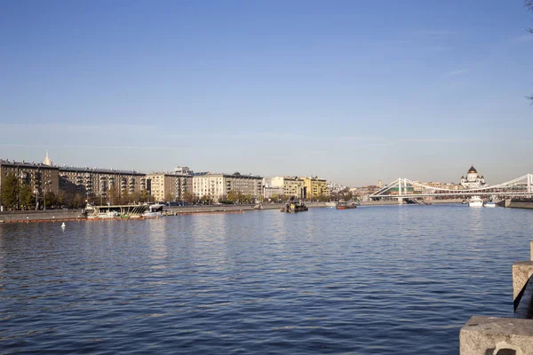 Στον Ποταμό Μόσχοβα Και Επιχωμάτων Ημέρα Μόσχα Ρωσία — Φωτογραφία Αρχείου