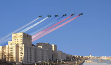 Moskova, Rusya 05 Kasım 2018: Ana bina, Rusya Federasyonu ve Rus askeri uçak sinek oluşumunda, Moskova, Rusya Savunma Bakanlığı  