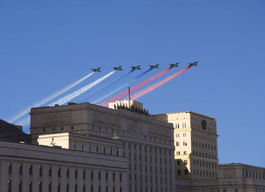 Moskova, Rusya 05 Kasım 2018: Ana bina, Rusya Federasyonu ve Rus askeri uçak sinek oluşumunda, Moskova, Rusya Savunma Bakanlığı  