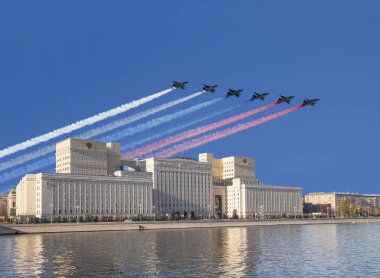 Moskova, Rusya 05 Kasım 2018: Ana bina, Rusya Federasyonu ve Rus askeri uçak sinek oluşumunda, Moskova, Rusya Savunma Bakanlığı  