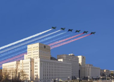 Moskova, Rusya 05 Kasım 2018: Ana bina, Rusya Federasyonu ve Rus askeri uçak sinek oluşumunda, Moskova, Rusya Savunma Bakanlığı  