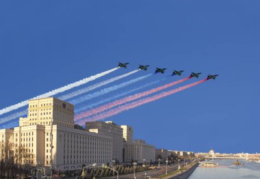 Moskova, Rusya 05 Kasım 2018: Ana bina, Rusya Federasyonu ve Rus askeri uçak sinek oluşumunda, Moskova, Rusya Savunma Bakanlığı  