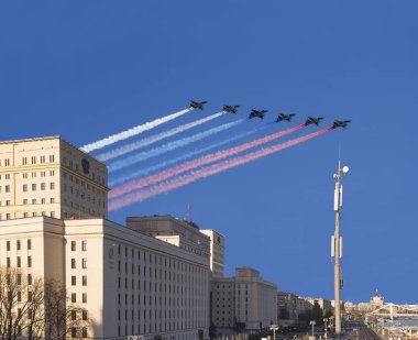 Moskova, Rusya 05 Kasım 2018: Ana bina, Rusya Federasyonu ve Rus askeri uçak sinek oluşumunda, Moskova, Rusya Savunma Bakanlığı  