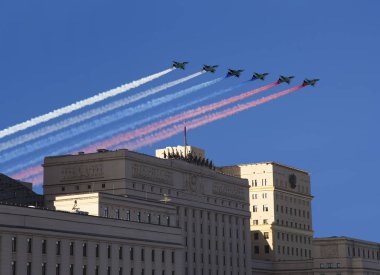 Moskova, Rusya 05 Kasım 2018: Ana bina, Rusya Federasyonu ve Rus askeri uçak sinek oluşumunda, Moskova, Rusya Savunma Bakanlığı  