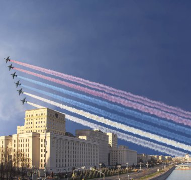 Moskova, Rusya 05 Kasım 2018: Ana bina, Rusya Federasyonu ve Rus askeri uçak sinek oluşumunda, Moskova, Rusya Savunma Bakanlığı  