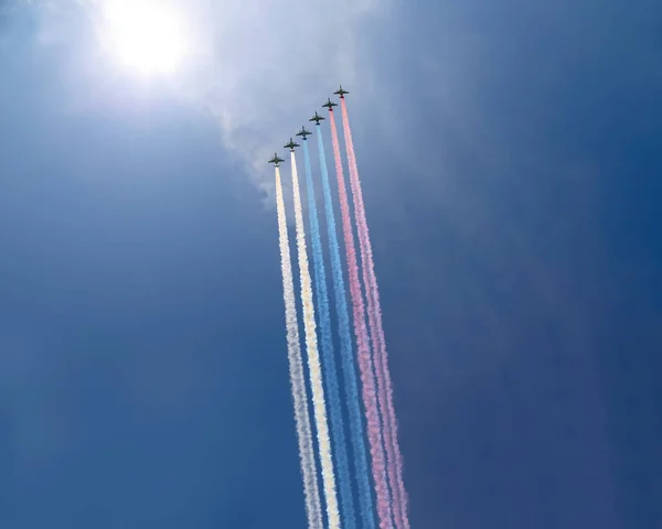 MOSCÚ, RUSIA 05 DE MAYO DE 2013: Aviones militares rusos vuelan en formación sobre la Plaza Roja duri —  Fotos de Stock