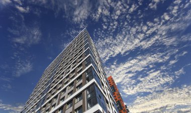 Çok katlı bina yapım aşamasında (yeni konut kompleksi) gökyüzü, Moskova, Rusya Federasyonu  