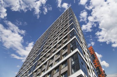 Çok katlı bina yapım aşamasında (yeni konut kompleksi) gökyüzü, Moskova, Rusya Federasyonu  