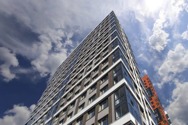 Çok katlı bina yapım aşamasında (yeni konut kompleksi) gökyüzü, Moskova, Rusya Federasyonu  