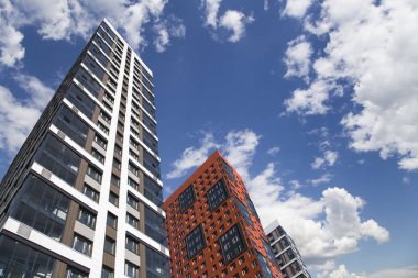 Çok katlı bina yapım aşamasında (yeni konut kompleksi) gökyüzü, Moskova, Rusya Federasyonu  