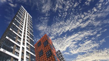 Çok katlı bina yapım aşamasında (yeni konut kompleksi) gökyüzü, Moskova, Rusya Federasyonu  