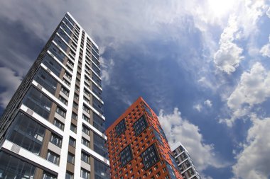 Çok katlı bina yapım aşamasında (yeni konut kompleksi) gökyüzü, Moskova, Rusya Federasyonu  