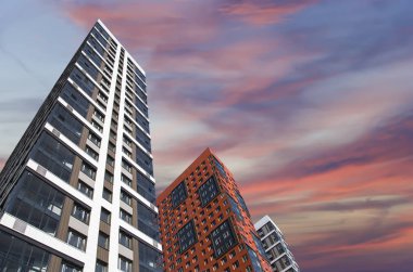 Çok katlı bina yapım aşamasında (yeni konut kompleksi) gökyüzü, Moskova, Rusya Federasyonu  