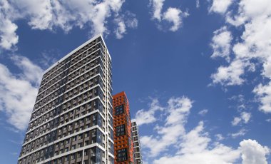 Çok katlı bina yapım aşamasında (yeni konut kompleksi) gökyüzü, Moskova, Rusya Federasyonu  