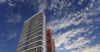 Çok katlı bina yapım aşamasında (yeni konut kompleksi) gökyüzü, Moskova, Rusya Federasyonu  