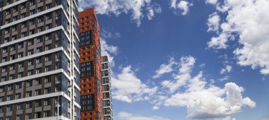 Çok katlı bina yapım aşamasında (yeni konut kompleksi) gökyüzü, Moskova, Rusya Federasyonu  