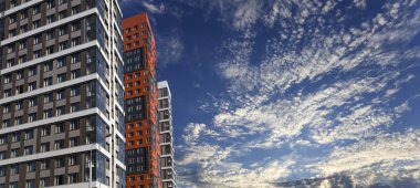 Çok katlı bina yapım aşamasında (yeni konut kompleksi) gökyüzü, Moskova, Rusya Federasyonu  