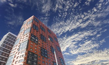 Çok katlı bina yapım aşamasında (yeni konut kompleksi) gökyüzü, Moskova, Rusya Federasyonu  