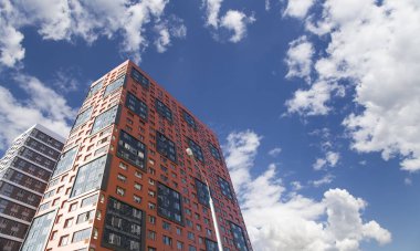 Çok katlı bina yapım aşamasında (yeni konut kompleksi) gökyüzü, Moskova, Rusya Federasyonu  