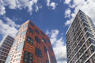 Çok katlı bina yapım aşamasında (yeni konut kompleksi) gökyüzü, Moskova, Rusya Federasyonu  