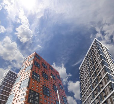 Çok katlı bina yapım aşamasında (yeni konut kompleksi) gökyüzü, Moskova, Rusya Federasyonu  