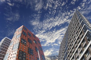 Çok katlı bina yapım aşamasında (yeni konut kompleksi) gökyüzü, Moskova, Rusya Federasyonu  