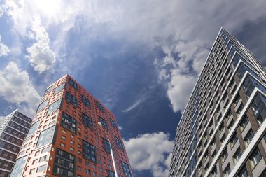 Çok katlı bina yapım aşamasında (yeni konut kompleksi) gökyüzü, Moskova, Rusya Federasyonu  