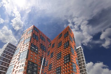 Çok katlı bina yapım aşamasında (yeni konut kompleksi) gökyüzü, Moskova, Rusya Federasyonu  