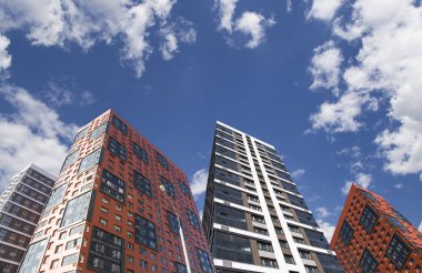 Çok katlı bina yapım aşamasında (yeni konut kompleksi) gökyüzü, Moskova, Rusya Federasyonu  