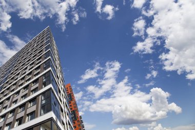 Çok katlı bina yapım aşamasında (yeni konut kompleksi) gökyüzü, Moskova, Rusya Federasyonu  