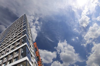 Çok katlı bina yapım aşamasında (yeni konut kompleksi) gökyüzü, Moskova, Rusya Federasyonu  