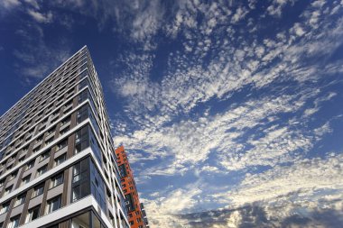 Çok katlı bina yapım aşamasında (yeni konut kompleksi) gökyüzü, Moskova, Rusya Federasyonu  