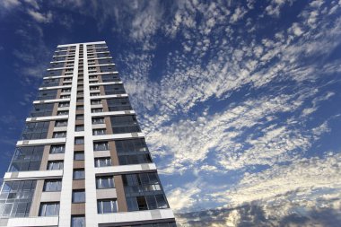 Çok katlı bina yapım aşamasında (yeni konut kompleksi) gökyüzü, Moskova, Rusya Federasyonu  