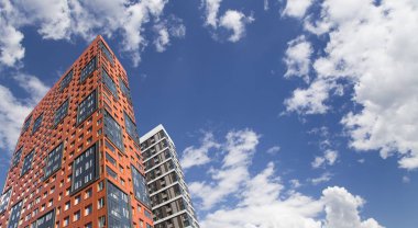 Çok katlı bina yapım aşamasında (yeni konut kompleksi) gökyüzü, Moskova, Rusya Federasyonu  